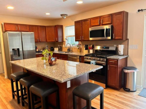 Modern 5 Bedroom Pocono house - Jacuzzi - Gameroom - Near Lake - Golf Couse
